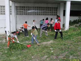 Los niños trabajando en el proyecto de jardinería 