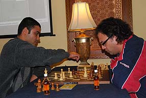 Rizouk (izquierda) se impuso a Saldaño en la partida decisiva 