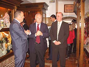 Anselmo Córdoba, Miguel Ángel Moratinos y Antonio Ruíz en el Museo del Anís 