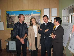 José Macías (a la izquierda) detalló a Palot los proyectos presentados por el Ayuntamiento 