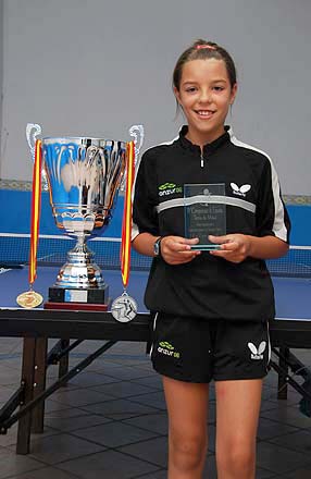 Belén Henares con la copa y la placa que la acreditan como campeona de España 