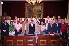 Los ediles de los municipios beneficiados junto al presidente de Diputación tras la firma del convenio 