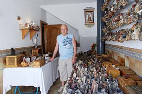 Diego Piedra junto a la impresionante colección que tiene en la cochera de su casa 