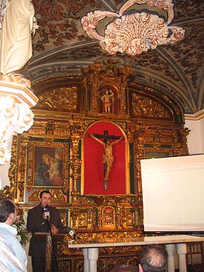 El parroco David Ruíz en el interior de la Ermita de San Sebastian 
