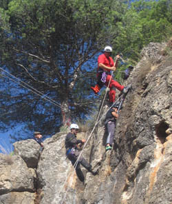 Exhibición  de rescate  de montaña en la cueva de los Grajos
