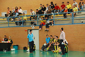 El entrenador Pedro Ayora dando instrucciones a los jugadores en el pabellón