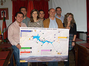 Alcaldes y concejales con el mapa de actuaciones en los  municipios afectados