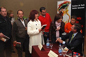 El autor firmó ejemplares de su libro a los numerosos asistentes a la presentación