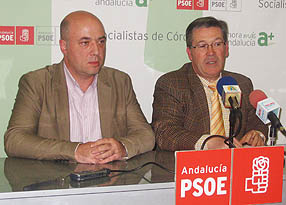 Antonio Ruiz junto al parlamentario Juan Antonio Cebrían en la sede del PSOE en Rute