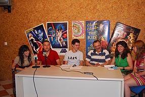 Miembros de Artefacto con los carteles de algunas de las películas elegidas