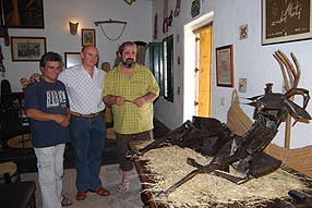José Cano Mancilla, el alcalde y Pascual junto a la cabra esculpida para el homenaje
