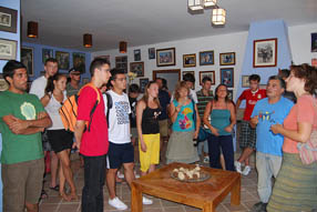 Pascual Rovira enseñó a los jóvenes la galería de famosos que ha visitado la asociación