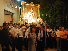 Los hermanos mayores, Perfecto Rodríguez y María Martínez,  posan junto a la imagen justo antes de su encierro