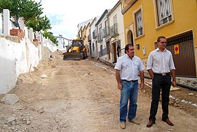 José Macías y Manuel Tenllado visitan la calle  Calvario para comprobar el ritmo de la obra
