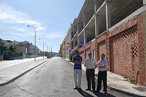 El gerente de Anzur 06, el alcalde y el técnico municipal  junto al edificio de las VPO