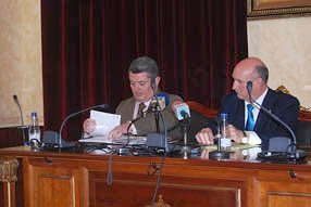 El  subdelegado del Gobierno, Jesús María Ruiz, junto al alcalde en el Salón de Plenos
