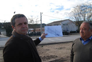 El parlamentario Salvador Fuentes muestra los planos donde debería ubicarse el nuevo colegio