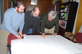 Los concejales junto al aquitecto revisando los planos del nuevo campo de fútbol
