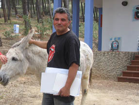 Pascual Rovira junto a un burro en las instalaciones del camping municipal 