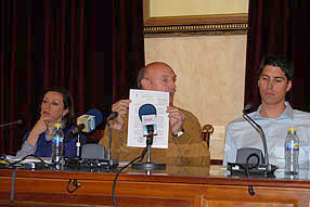 Altamirano muestra una copia del fax enviado el 15 de abril desde las dependencias de la Policía