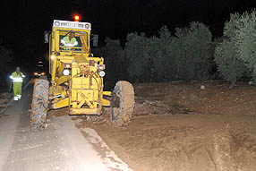 El personal de Obras Públicas estuvo hasta entrada la noche  limpiando barro en la carretera de Carcabuey