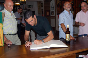 El alcalde de Pineda firmó en el libro de visitas del Museo del Anís