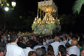 Por tercer año, un grupo de costaleras meció a la Virgen del Carmen al son de la Salve Marinera