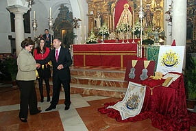 Araceli Macías recogió la medalla por su esposo, el  fallecido Francisco Martínez, presidente de la cofradía hace 25 años 