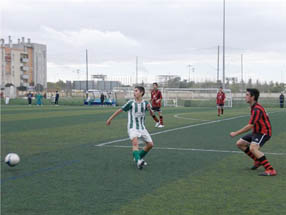 Quisco Rovira en uno de los partidos que ya ha  jugado con la camiseta “rojinegra” del Séneca