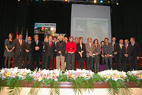 Los premiados posan junto a los alcaldes y autoridades  presentes en el acto