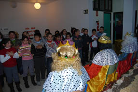 Los Reyes Magos se han adelantado en los colegios, ofreciendo  regalos a los escolares