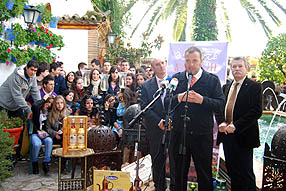 Anselmo acompañado de alumnos de la capital durante la  presentación del patio del Museo del Anís en Navidad 