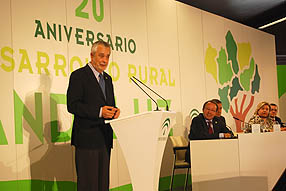 El presidente de la Junta presidió un acto que contó con la asitencia de numerosos técnicos y alcaldes andaluces, entre ellos el de Rute