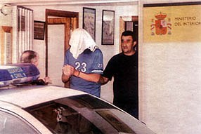 El acusado abandonando esposado el cuartel de la Guardia Civil tras su detención en  2006