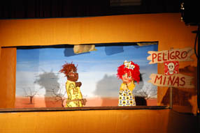 Los escolares de Primaria se concienciaron de la situación de los refugiados a través de una obra de teatro de títeres