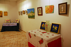 La exposición  recoge trabajos de pintura y manuales de las mujeres socias de Horizonte  