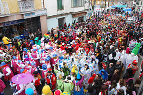 Calles como Juan Carlos I se convirtieron en un río multicolor con los originales disfraces