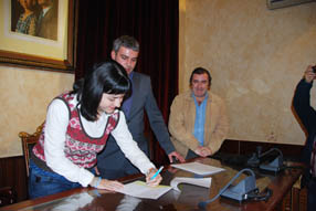 La concejala Ana Lazo ha sido la encargada de rubricar el  convenio con la fundación 