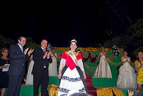 Tras el pregón, la comitiva se trasladó al Paseo Francisco Salto para la coronación de la reina de las fiestas