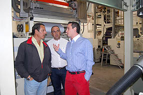 Manuel Córdoba explica a Rafael Merino y David Ruiz el  funcionamiento de la fábrica