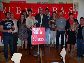 Sandra López junto al alcalde y el resto de sus compañeros  de las juventudes socialistas 