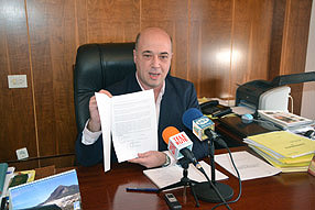 Según Ruiz, el contrato firmado por el anterior  alcalde deja en evidencia que “mintió” sobre sus intenciones de privatizar el agua