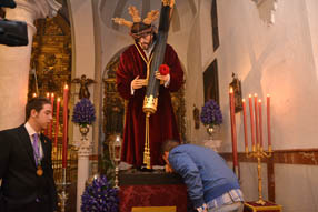 Con motivo de la  presentación de la talla restaurada, se llevó a cabo un besapié a Jesús de la  Rosa