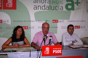 El número dos de los socialistas cordobeses,  Antonio Ruiz, en el centro junto a María José Montes y Gabriel González