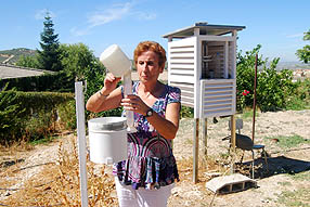 Victoria Marín comprueba que el pluviómetro sigue vacío antes  de dar por acabado el  año agrícola