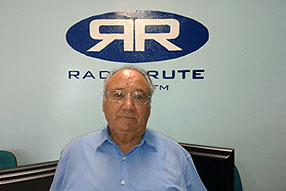 Ernesto Hernández  en los estudios de Radio Rute