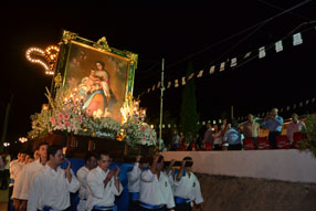 La Virgen del  Consuelo recogió todos los recovecos de la aldea, acompañada de mantillas,  representantes políticos y de otras cofradías