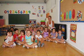Alumnos de infantil  del colegio de los Pinos durante su primer día de clase