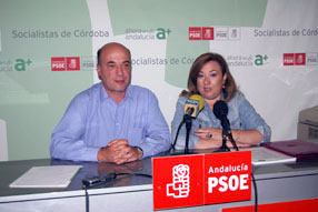Antonio Ruiz junto a la parlamentaria andaluza durante su  comparecencia pública en la sede del PSOE de Rute