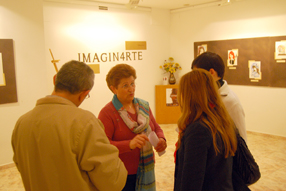 La concejala Belén Ramos y algunos miembros de  Artefacto comentan los detalles de la exposición